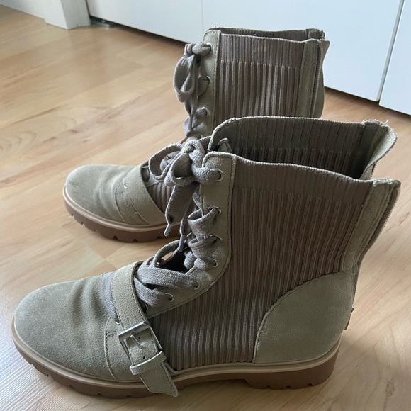 Light Tan Lug Boots - Picture 2 of 6